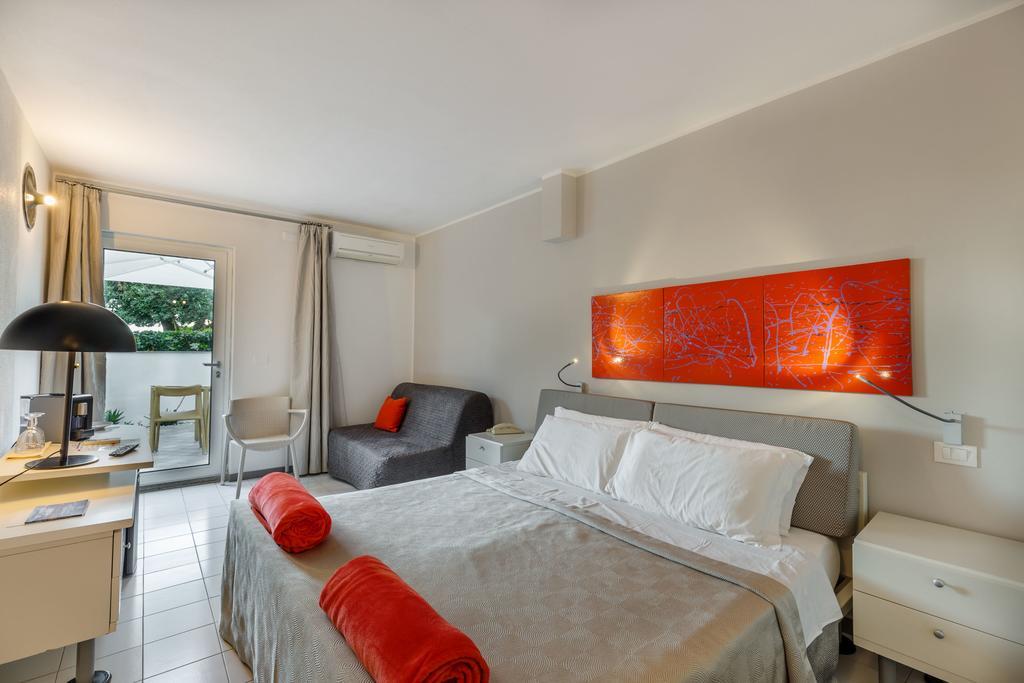 Hotel Residence Hibiscus La Caletta Exterior photo